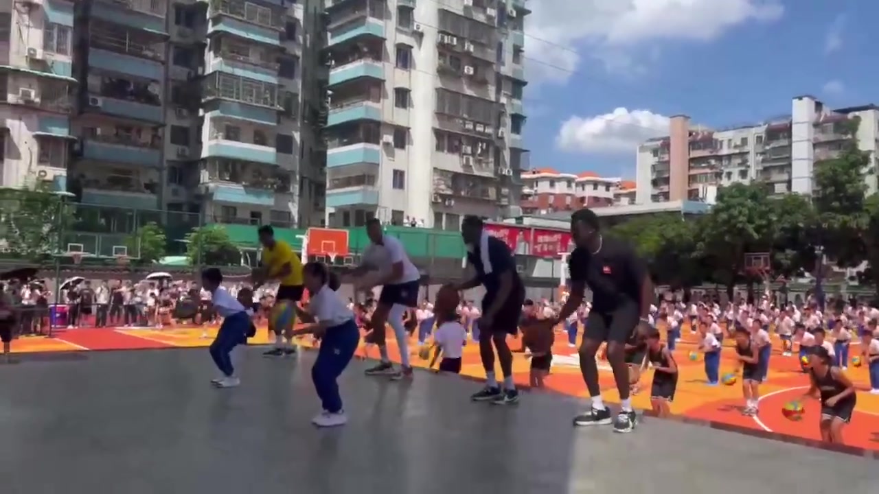 有点东西！广州的小学生们带着字母哥练运球基本功