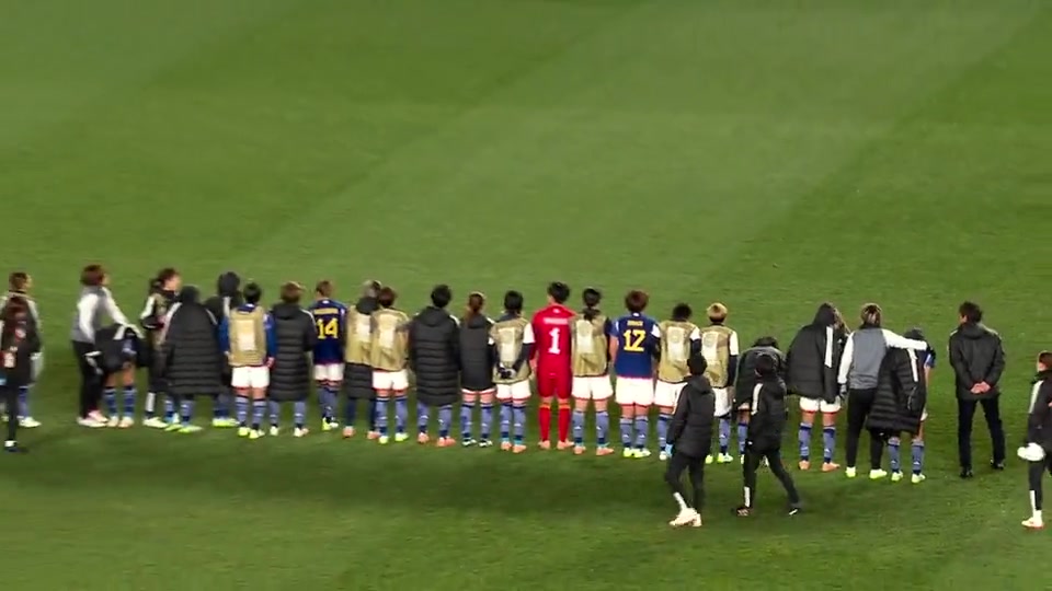 日本女足世界杯出局！赛后全队站在球场向球迷鞠躬