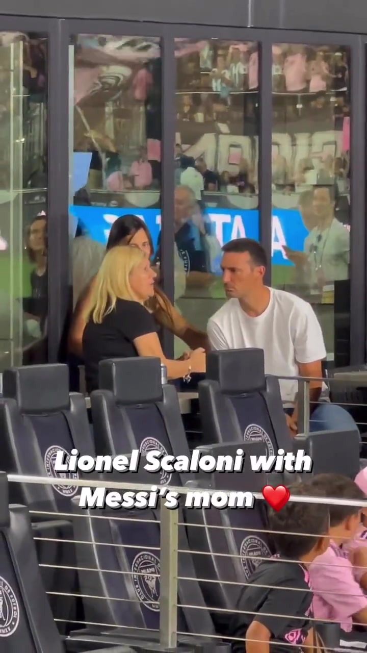 斯卡洛尼和梅西母亲在场边一起观看比赛
