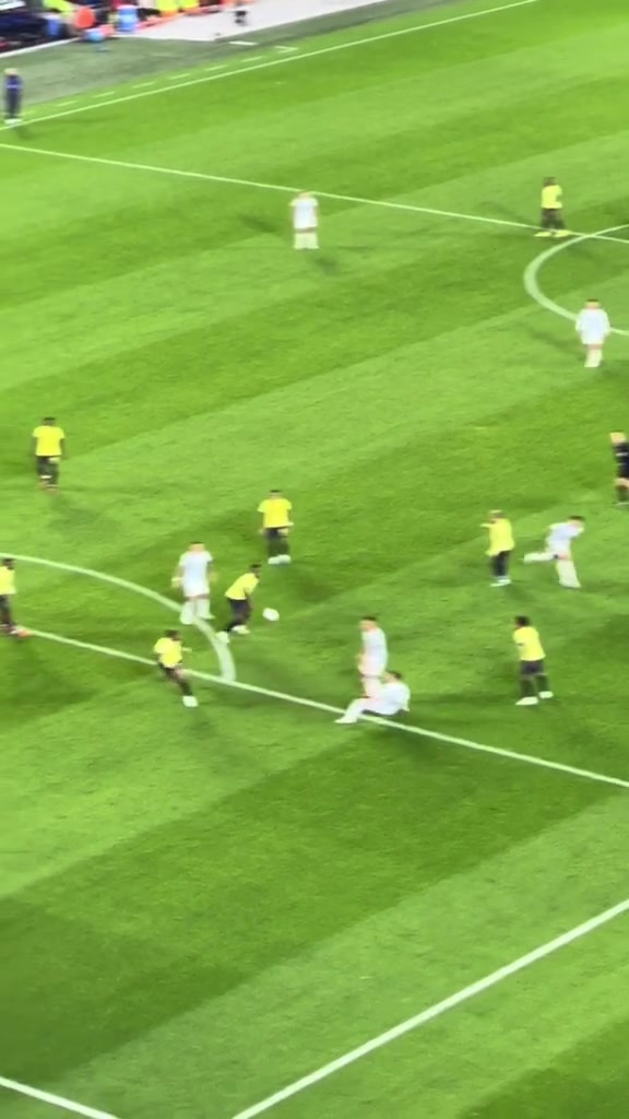 现场球迷实拍劳塔罗撞翻梅西。。。