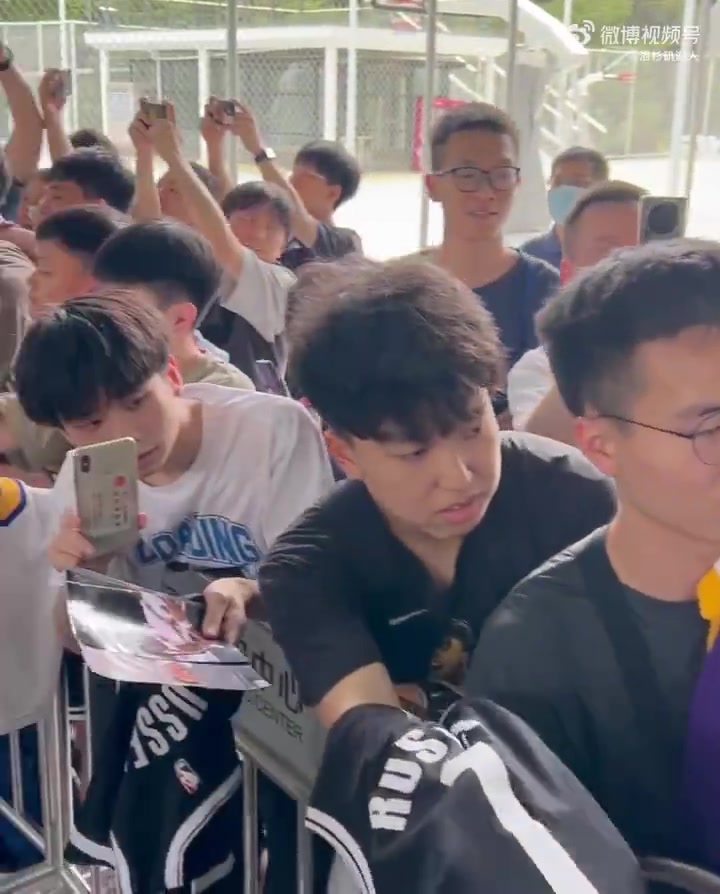 这人气还是可以的！拉塞尔社媒分享中国行给球迷签名的场面